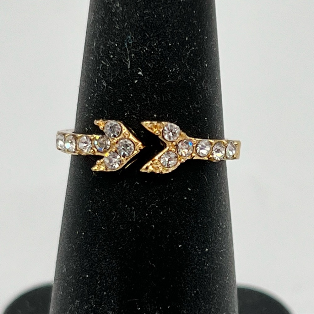 Jewelrystorm Goldtone Rhinestones Arrow Ring